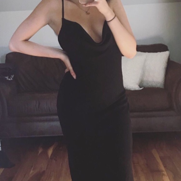 DRESSES - Picture 1 of 8